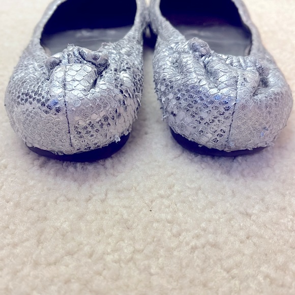 Tory Burch Flats silver python size 9 good condition with unnoticeable cuffs - Picture 9 of 11
